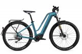 Ein E-Bike mit tiefem Einstieg, Federgabel, Schutzblechen und Gepäckträger.