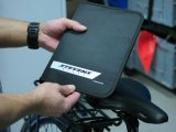 Eine Person hält eine Mappe mit dem Logo des Fahrradherstellers Stevens vor ein Fahrrad.
